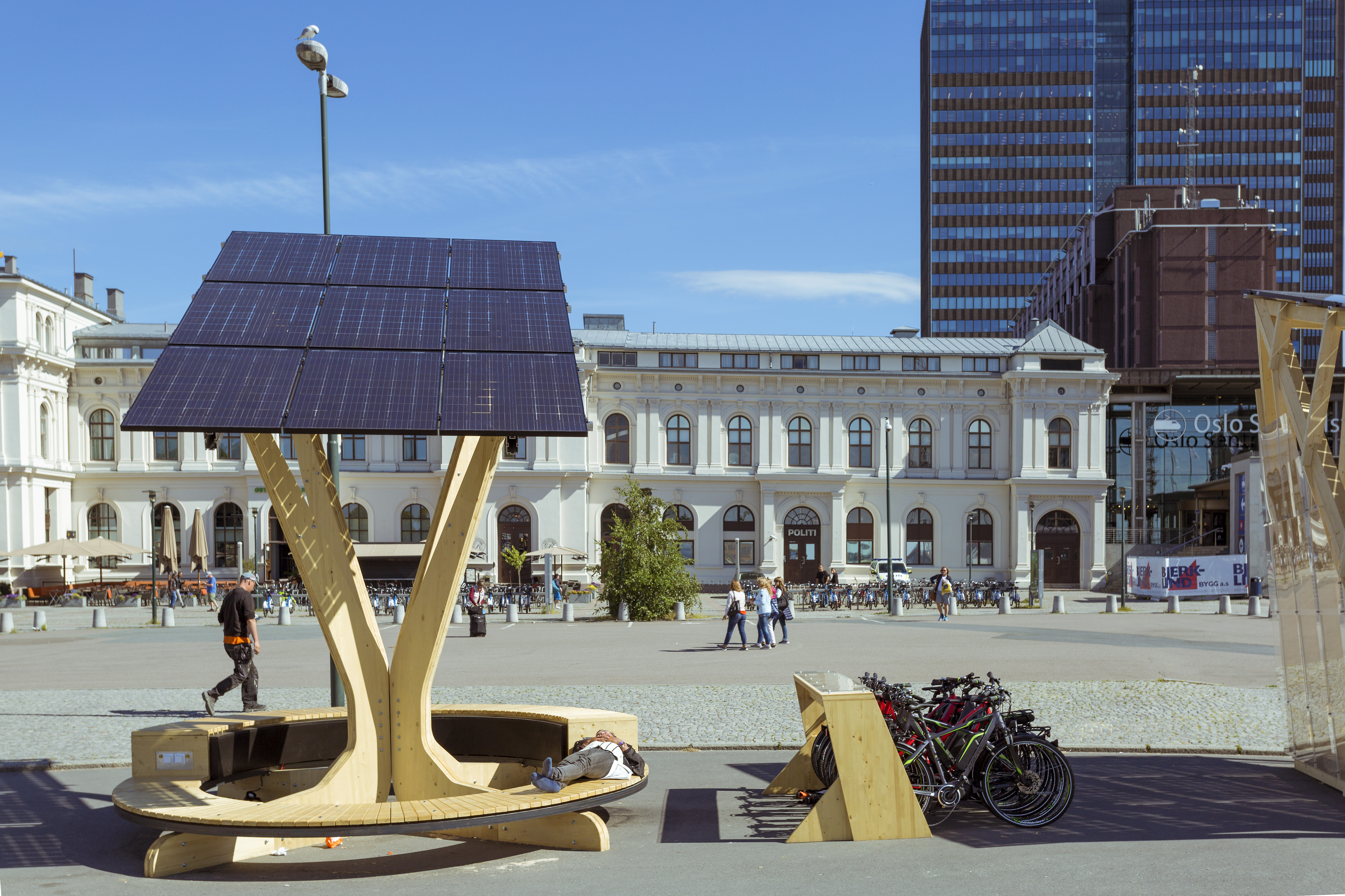 E benk med solpanel ved Oslo S VO05667 Foto Didrick Stenersen