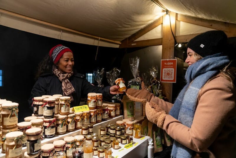Christmas market at Bygdøy, girl receiving a jar of jam, norwegian language